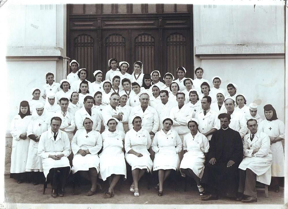 Spitalul Z.I. Nr. 177 - 1941 Comitetul și surorile în faţa spitalului