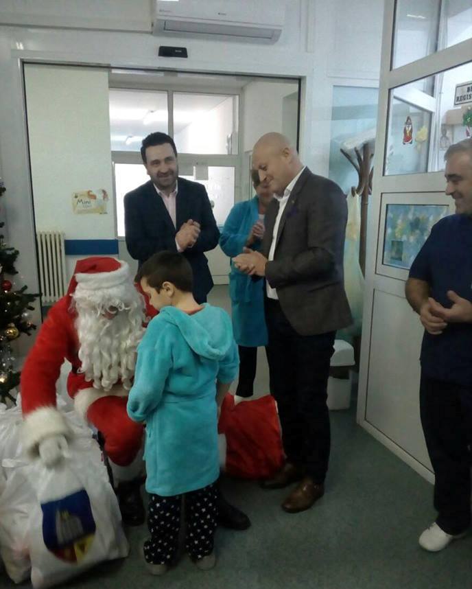 Moş Crăciun a venit la Secţia Pediatrie și Chirurgie Pediatrică