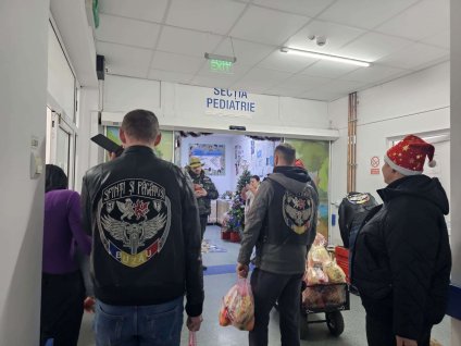 De Crăciun, dăruim zâmbete micilor pacienţi